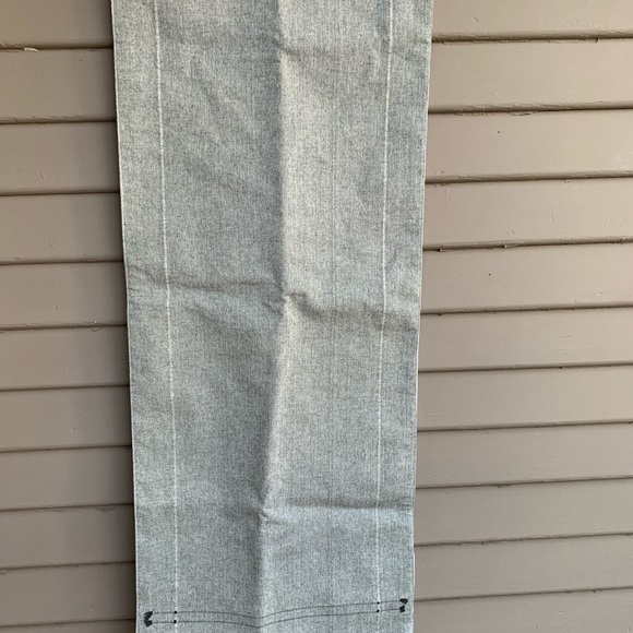 Heart and hand with magnolia table runner - Picture 5 of 8